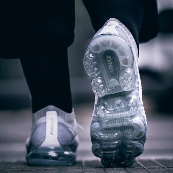 NIKE Flyknit Vapormax Pure Platinum White 7.5 US womens 38.5 EUR New in BOX - Picture 11 of 12